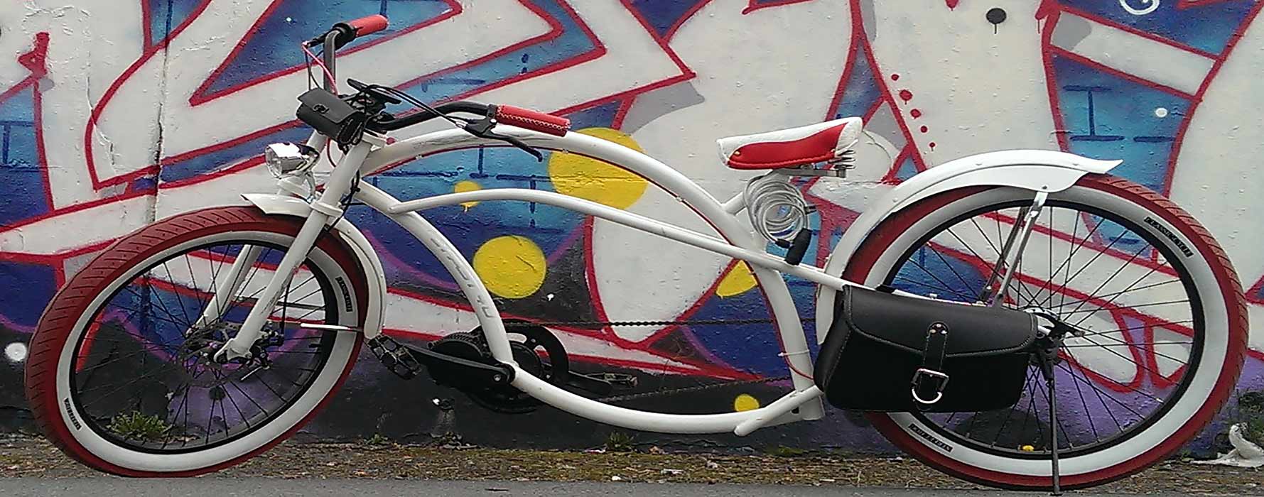 Touren-E-Bike mit Mittelmotor und Gepäckträger